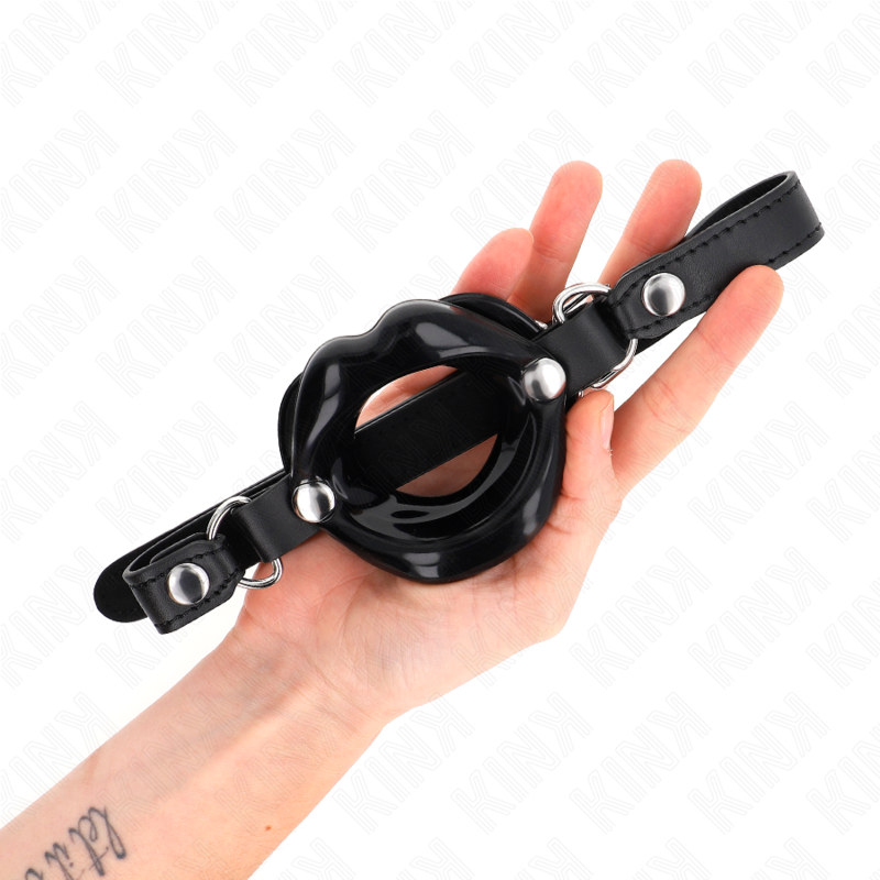Bavaglio Lip 8 cm con cinturino in similpelle nera 63 x 2 cm regolabile 39-58 cm di Kink, immagine 2