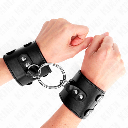 Polso fisso con anello e borchie regolabile nero 17-22 cm x 6,5 cm di Kink
