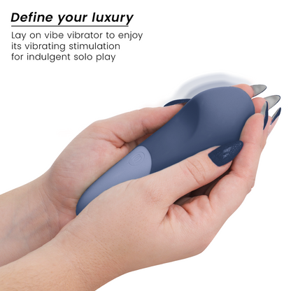 Vibe Lay-on vibratore silenzioso blu scuro di Womanizer, immagine 3