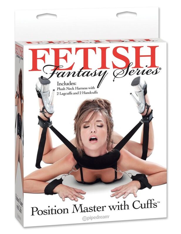 Master in posizione con polsini di Fetish Fantasy Series